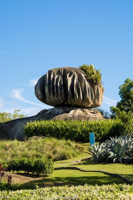 Imagem aproximada da Pedra da Cebola em Vitória.